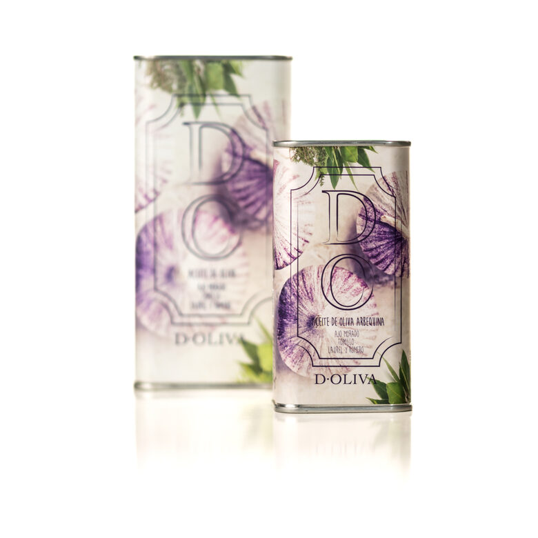 Hojiblanca olīveļļa ar purpursarkano ķiploku, timiānu, lauru lapu un rozmarīnu